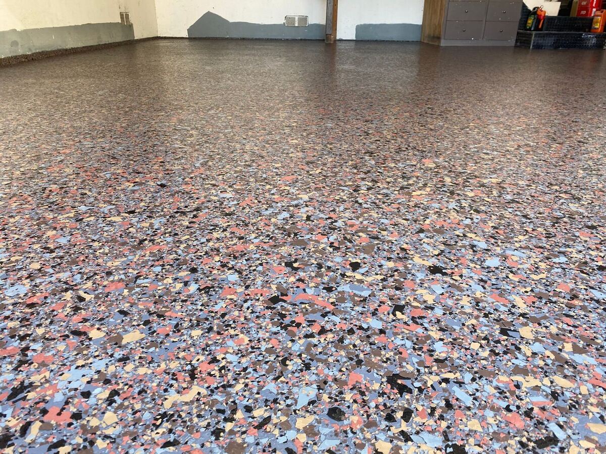Decorative flake epoxy garage floor finish